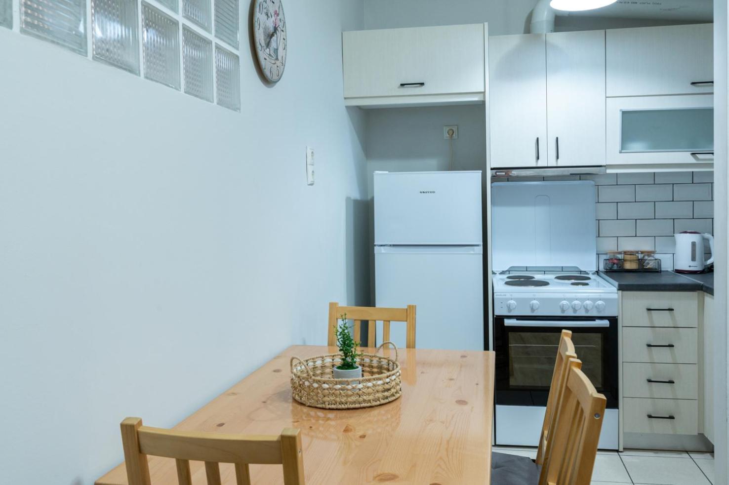 Entire Apt, 2 Bdrm, City Center เอเธนส์ ภายนอก รูปภาพ