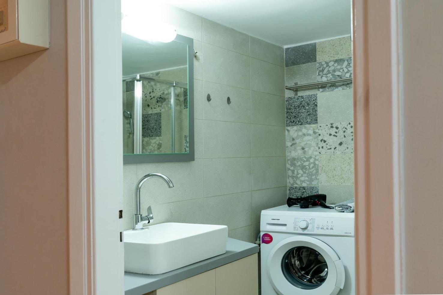 Entire Apt, 2 Bdrm, City Center เอเธนส์ ภายนอก รูปภาพ